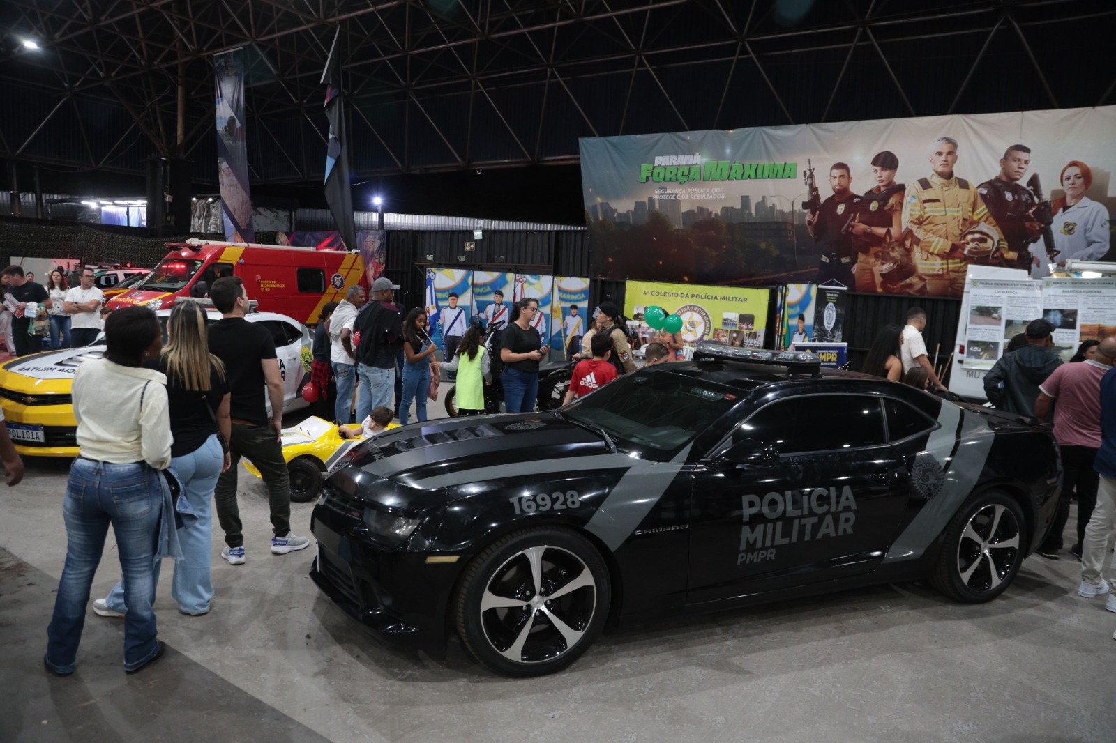 Um Camaro Preto de 2016 e ao lado um camaro amarelo 2015, ambos apreendidos em operações da polícia militar do Paraná